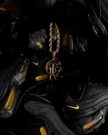 Corteiz x Nike Air Max 95 Honey Black Mood Paare Closeup
