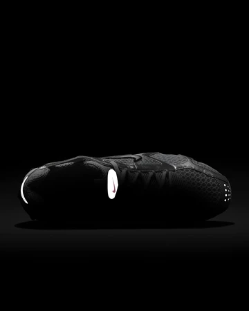 Nike Air Zoom Spiridon Cage 2 Metallic Silver im dunkeln