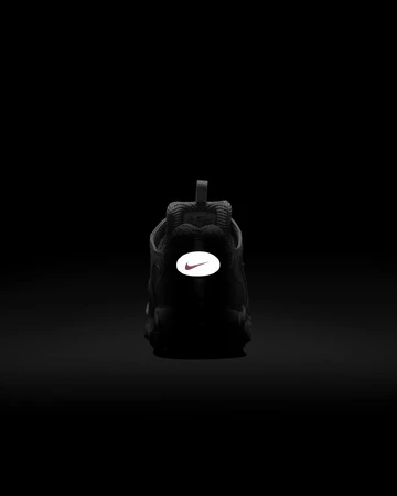 Nike Air Zoom Spiridon Cage 2 Metallic Silver im dunkeln