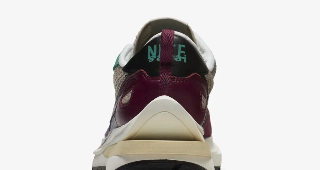 Nike x Sacai VaporWaffle Villain Red DD3035-200 | Dead Stock