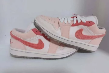 Ein Nike Air Jordan 1 Low Mighty Swoosher Pack kommt