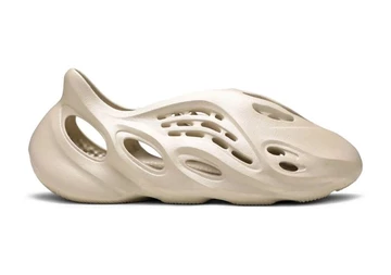 Foam Runner Fakes bei Walmart aufgetaucht - Kanye reicht Klage ein