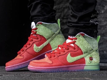 Nike SB Dunk High Strawberry Cough