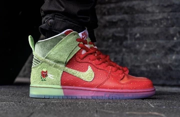 Nike SB Dunk High Strawberry Cough