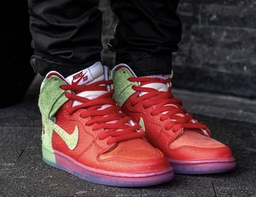 Nike SB Dunk High Strawberry Cough