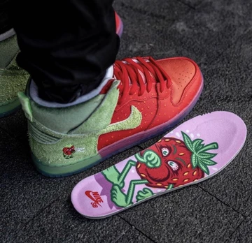 Nike SB Dunk High Strawberry Cough
