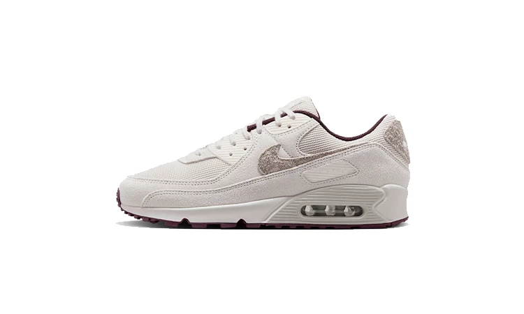 Der Air Max 90 Burgundy Sail von der Seite auf weißem Hintergrund