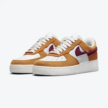 Der Nike Air Force 1 Low LXX Sweet Suede ist all about Details