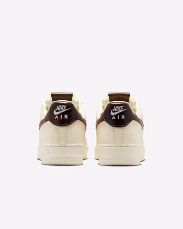 Air Force 1 PRM Soft Pearl von hinten