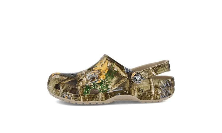 This is never that x Crocs Classic Clog Realtree