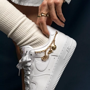 Air Force 1 Lucky Charms mit Gold Kette on feet
