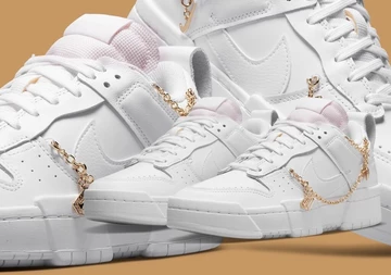 Nike Dunk Disrupt Gold Charms mit goldenen Ketten und pinker Sohle auf braunen Hintergrund