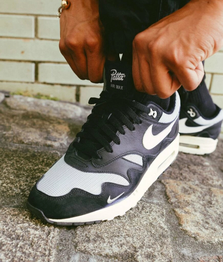 Nike air max 1 black and white on feet hotsell