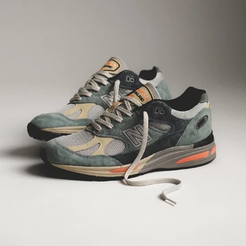 New Balance 991v2 Blue Silver Lookbook Paar