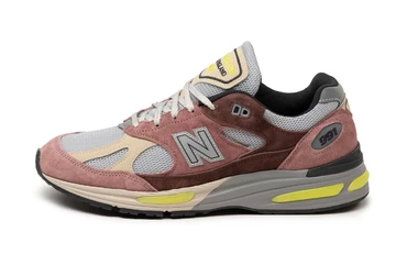 Der New Balance 991v2 Rosewood von außen