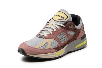 Der New Balance 991v2 Rosewood von vorne