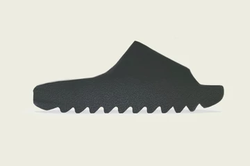 Der adidas Yeezy Slide All Black soll nächstes Jahr kommen