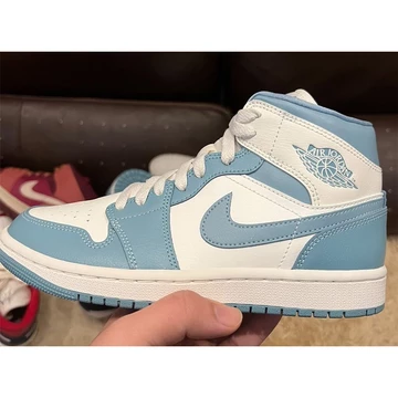 Air Jordan 1 Mid UNC - first pictures