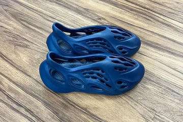 Sample vom adidas Yeezy Foam Runner Navy aufgetaucht