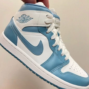 Air Jordan 1 Mid UNC