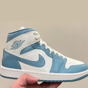 Air Jordan 1 Mid UNC - first pictures