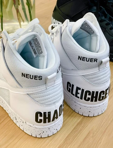 Die beiden Undercover Nike Dunk High wurden verändert