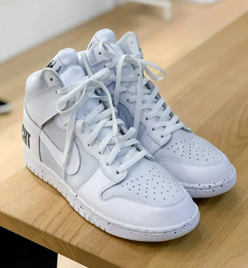 Die beiden Undercover Nike Dunk High wurden verändert
