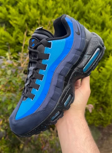 Stash x Nike Air Max 95 Harbor Blue In Hand von der Seite