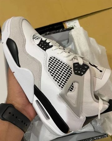 Air Jordan 4 Military Black - erste Bilder