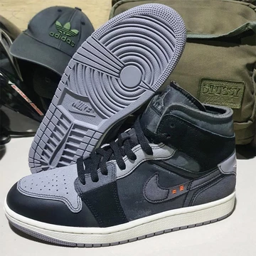 Air Jordan 1 Mid Inside Out Black - erste Bilder