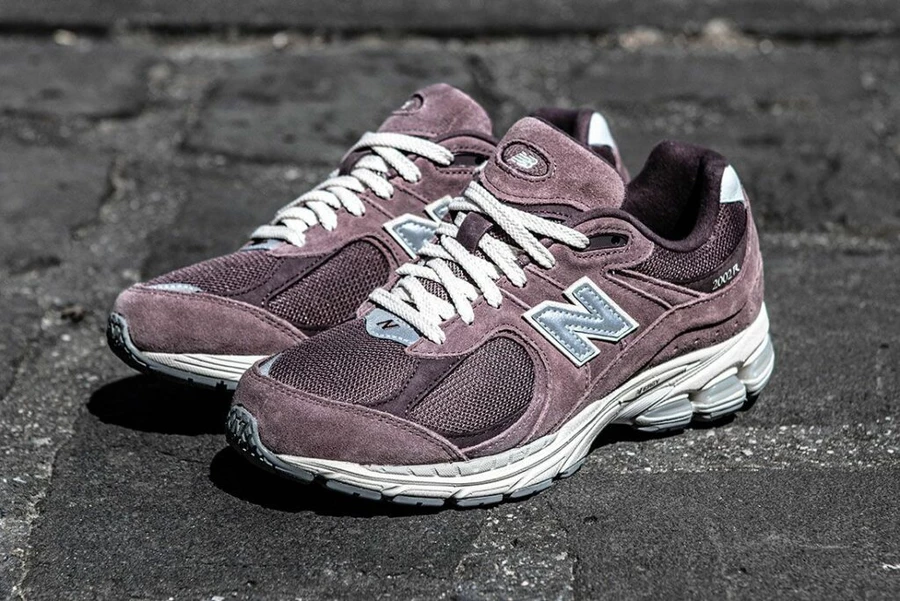 new-balance-2002r-black-fig- 