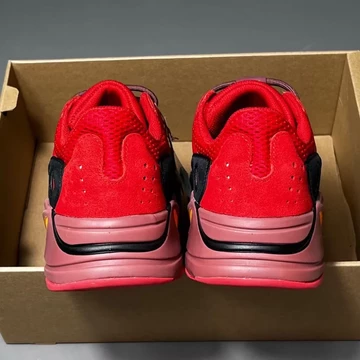 Yeezy Boost 700 Hi-Res Red - Release am 17. Juni