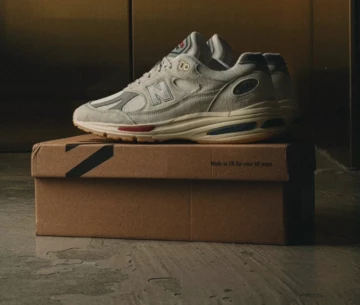 New Balance 991v2 Off White Mood Paar auf Box