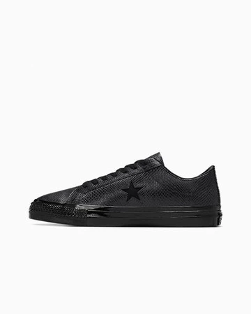 Der Jamie Platt Converse One Star Pro Black von der Seite