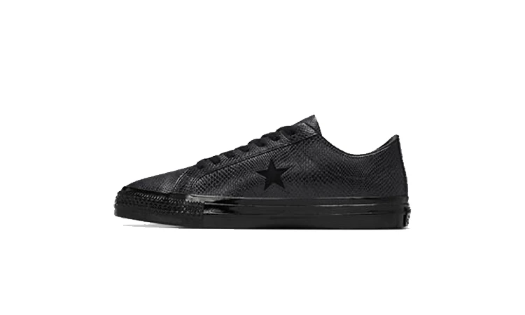 Der Jamie Platt Converse One Star Pro Black von der Seite auf weißem HIntergrund