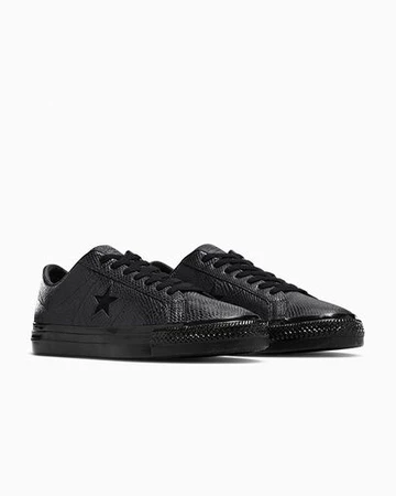 Jamie Platt Converse One Star Pro Black Paar von der Seite