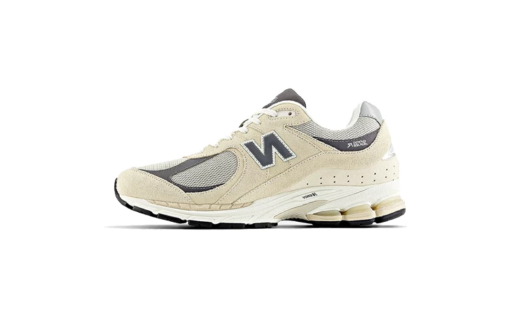 Der New Balance 2002R Sandstone von der Seite auf weißem Hintergrund