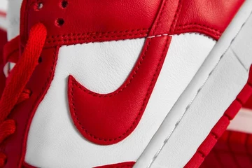 Nike Dunk University Red Close Up von dem Swoosh