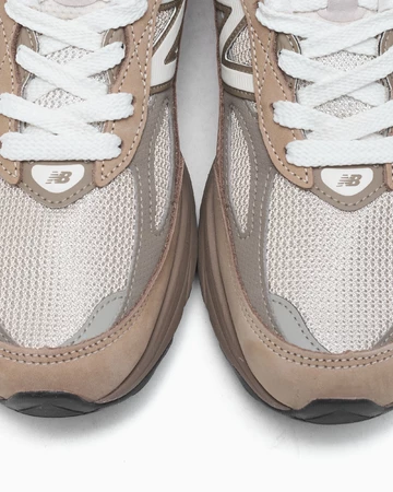 New Balance 990v6 Driftwood Timberwolf Zehen