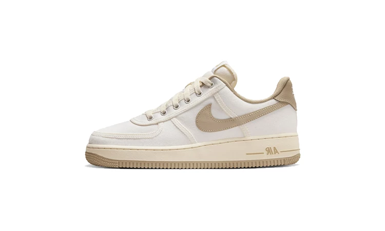 Der Air Force 1 Sail Limestone von der Seite auf weißem Hintergrund