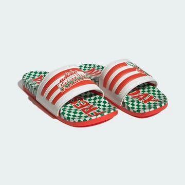 FORTNITE x adidas Adilette Uncle Pete's Pizza Pit Paar seitlich von Vorne