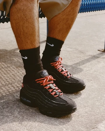 Levi's x Nike Air Max 95 OG Black am Fuß