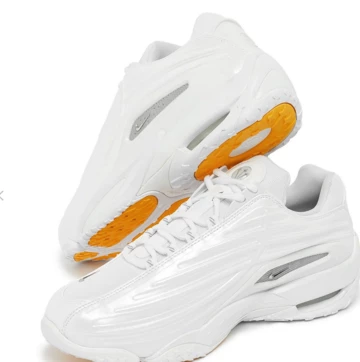 NOCTA Nike Hot Step 2 White Paar auf weißem Untergrund