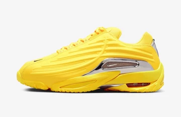Der NOCTA Nike Hot Step 2 Opti Yellow von außen