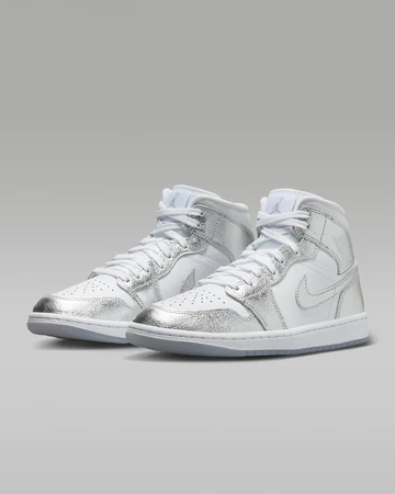 Air Jordan Mid 1 Chrome schräg ansicht