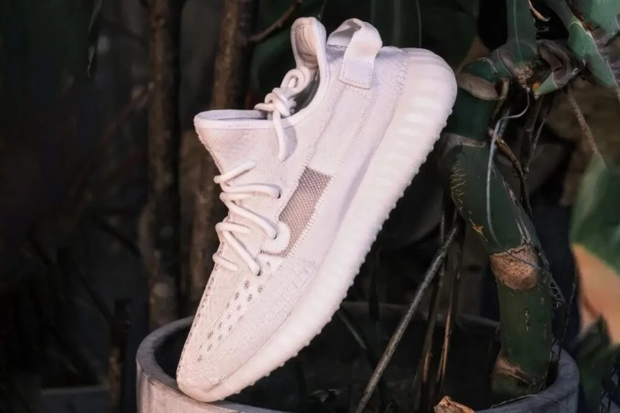 Yeezy 350 V2 Bone HQ6316 Dead Stock