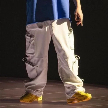 Jemand trägt den NOCTA Nike Hot Step 2 Opti Yellow auf der Bühne