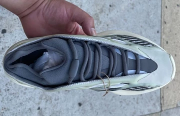 adidas Yeezy 700 V3 Fade Salt - Release am 22. September