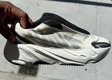 Yeezy 700 MNVN Laceless Analog