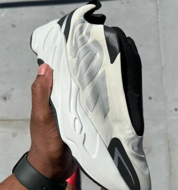 Yeezy 700 MNVN Laceless Analog